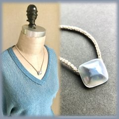 モダンな形のマベパールのネックレス